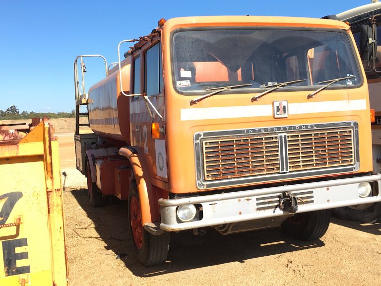 INTERNATIONAL ACCO 1950 B FIRE FIGHTING TRUCK - Minegraveyard